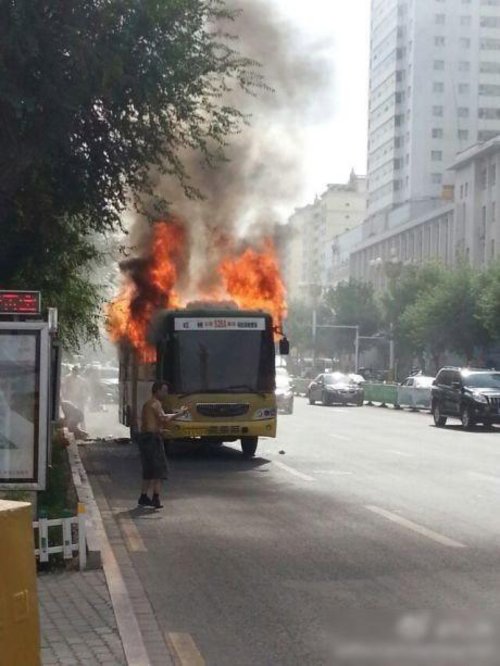 新疆乌鲁木齐一辆公交车起火 原因不明
