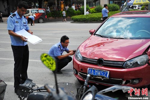 南宁女司机误把油门当刹车 致八人受伤