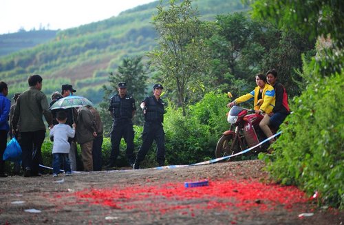 面包车冲下30米悬崖 十人死亡五人受伤