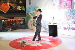 见证奇迹的时刻魔术师亮相万达七夕车展