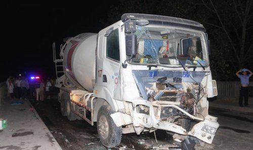 湖南娄底重大车祸 越野车撞上水泥罐车