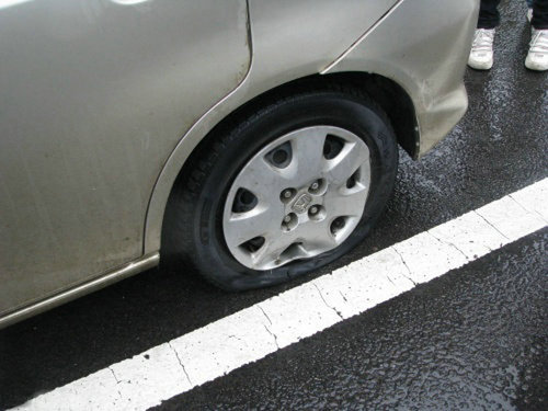 夏季用车-轮胎需要降压 爆胎紧握方向盘