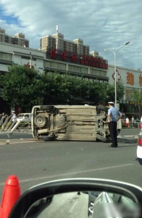 北京三车相撞出租车“腰斩” 司机死亡