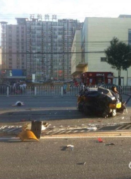 北京三车相撞出租车“腰斩” 司机死亡