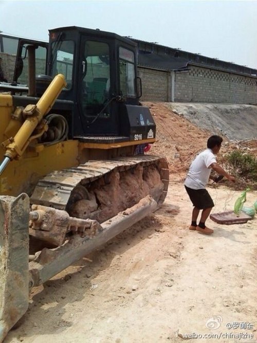 福建省漳浦强行征地 推土机碾死4岁女童