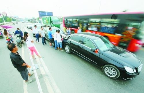 越野车撞迎亲奔驰车队 致5车追尾无伤亡