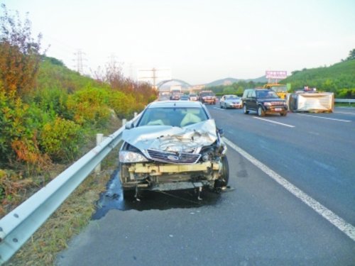 高速生车祸 路人救人却引发第二次事故