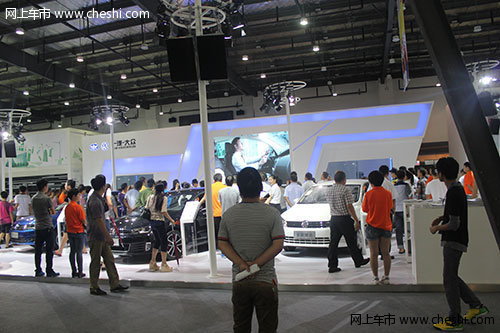  一汽大众展位上的全系新车，吸引很多车友关注