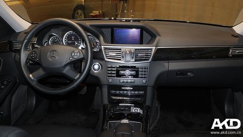 澳康达深灰色奔驰E300售价50.2万元