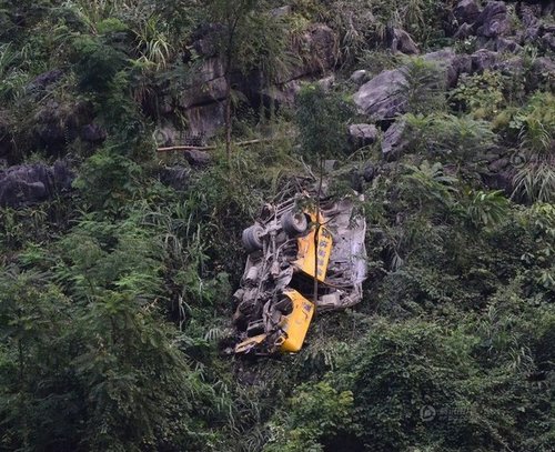 广西都安中巴车坠入山谷 已造成4死8伤