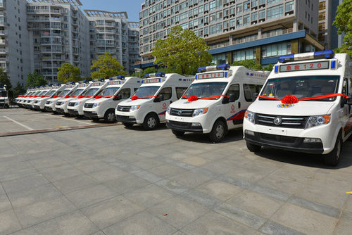 东风御风救护车交车仪式 62台救护车开赴湖北基层