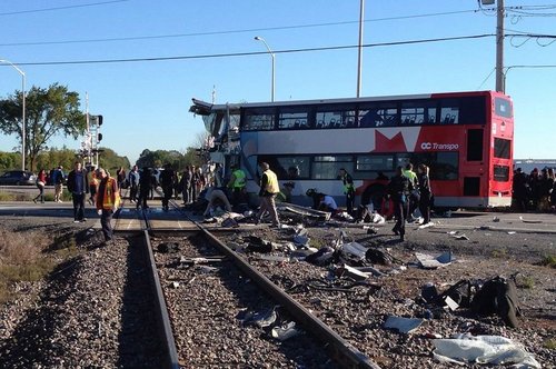 加拿大双层巴士与火车相撞 至少6人死亡