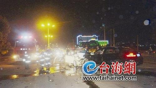 漳州漳浦某中学附近发生车祸 两车相撞