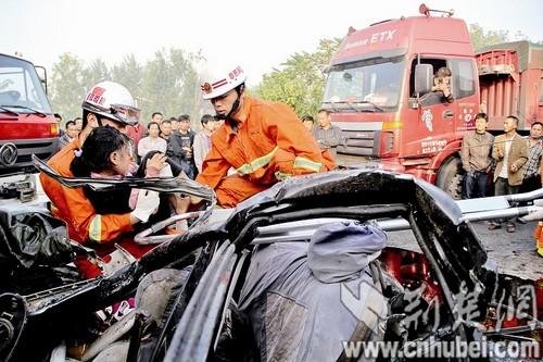 京港澳高速车祸致2死6伤 伤者脱离危险