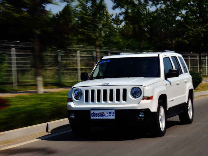 深具复古风格 试Jeep自由客豪华导航版