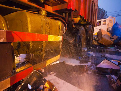 济南发生车祸油箱泄漏 警民联手救司机