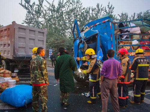 济南发生车祸油箱泄漏 警民联手救司机