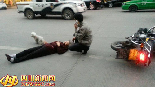 眉山市杭州路现车祸 行人与摩托车相撞