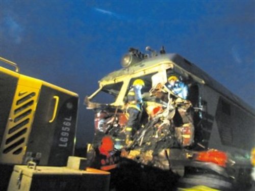 黑龙江货车与火车抢道口相撞 致1人死亡