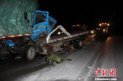 京藏高速茶卡段因降雪连发车祸 1人遇难