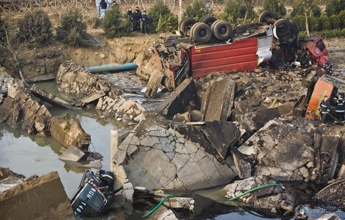 青岛输油管道爆炸 途经车辆被炸成两段