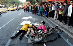 福州公交碾死男孩事故现场曝光 非常惨烈