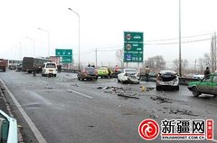 乌鲁木齐乌昌大道连发车祸 暴雨结冰所致
