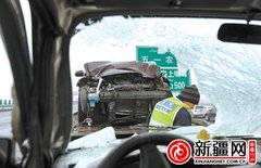 乌鲁木齐乌昌大道连发车祸 暴雨结冰所致