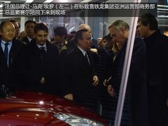 蓝色圣诞 标致蓝色圣诞树点亮王府井大街