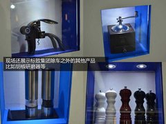 蓝色圣诞 标致蓝色圣诞树点亮王府井大街