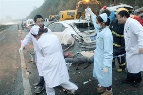 罐车高速失控连撞18辆车 致8人死26人伤