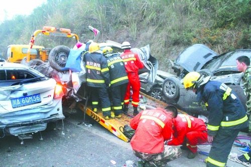 罐车高速失控连撞18辆车 致8人死26人伤