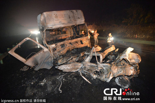 四川省高速14车追尾致8死26伤 现场惨烈