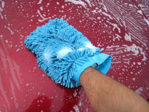 洗车并不是仅因为车脏 保护车漆是关键