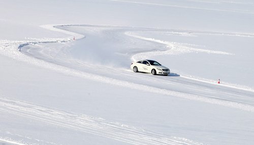 驭冰雪 2013梅赛德斯-奔驰冰雪驾驭体验