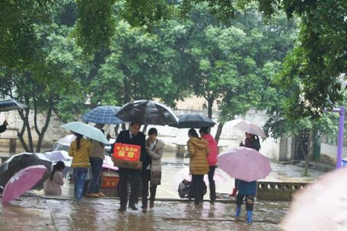 南宁天下行丰田14日爱心助学 风雨无阻