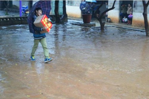 南宁天下行丰田14日爱心助学 风雨无阻