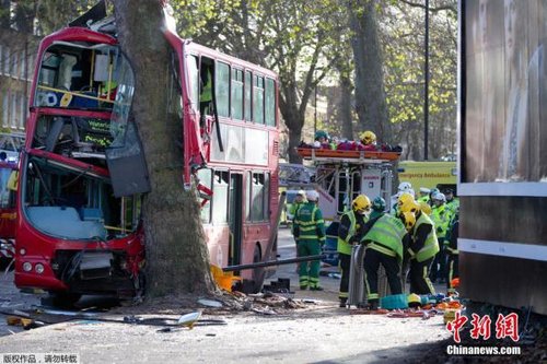 伦敦发生严重公交车祸 31人伤2人伤势重