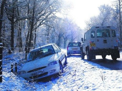 警方发布雪天行车提示 侧滑切忌猛刹车