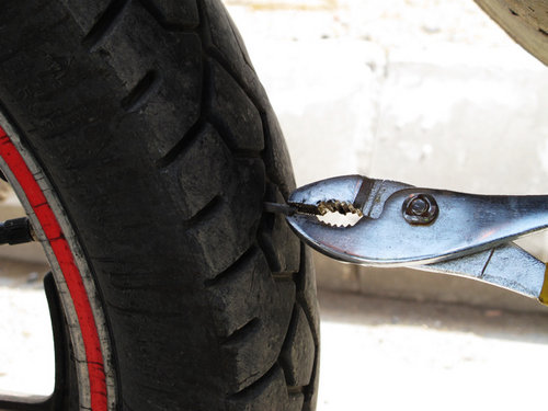 轮胎扎钉漏气及时修补 4种补胎方式对比