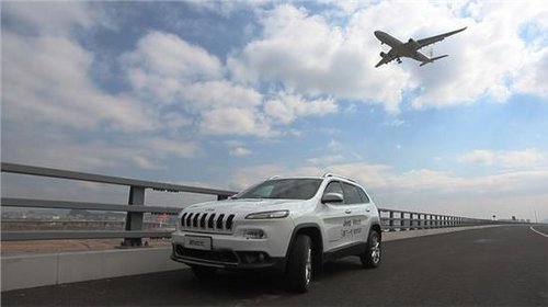 城市SUVJeep自由光上市售价37.19万元起