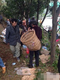沪蓉高速15车连环车祸现场村民哄抢饮料