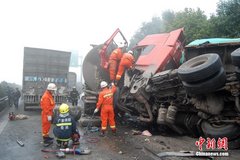 沪蓉高速15车连环车祸现场村民哄抢饮料