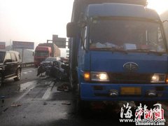 小车被压成铁泥 车祸致罗宁高速大堵车