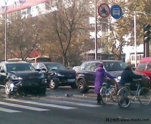 两台保时捷卡宴车祸同时撞击 宝马X5毫发无损