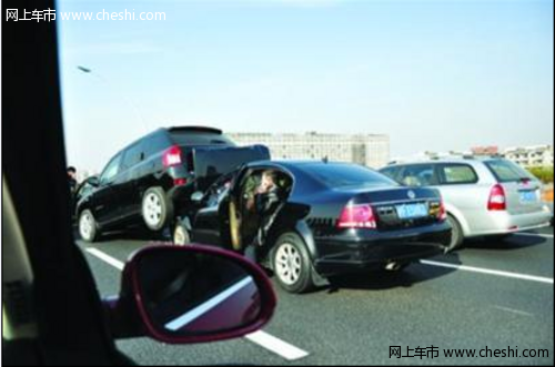 中环追尾碰撞 帕萨特铲起越野车