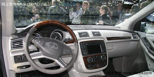 2011款奔驰R级成都车展国内首发操控性能出色