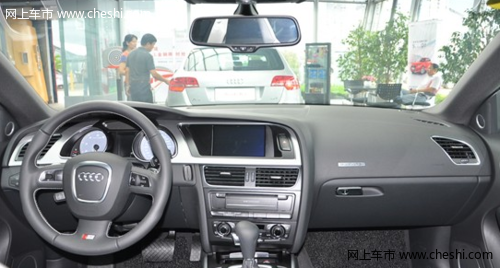奥迪S5内饰优雅的环境中畅享驾驶的乐趣