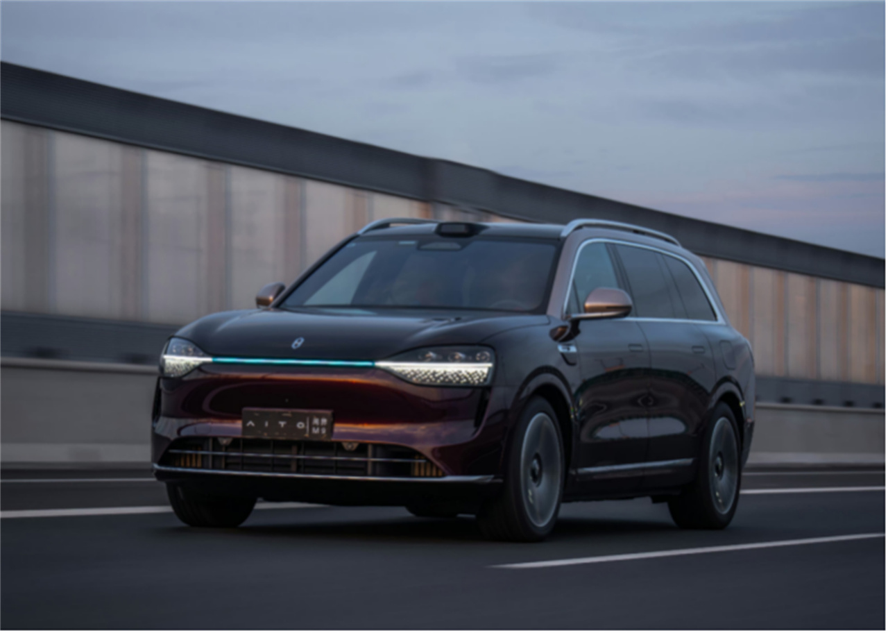 体验再进阶！问界M9 2024款华为ADS小蓝灯升级开启预约