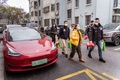天寒歲暮情暖人心，特斯拉新春送福慰問百歲老人